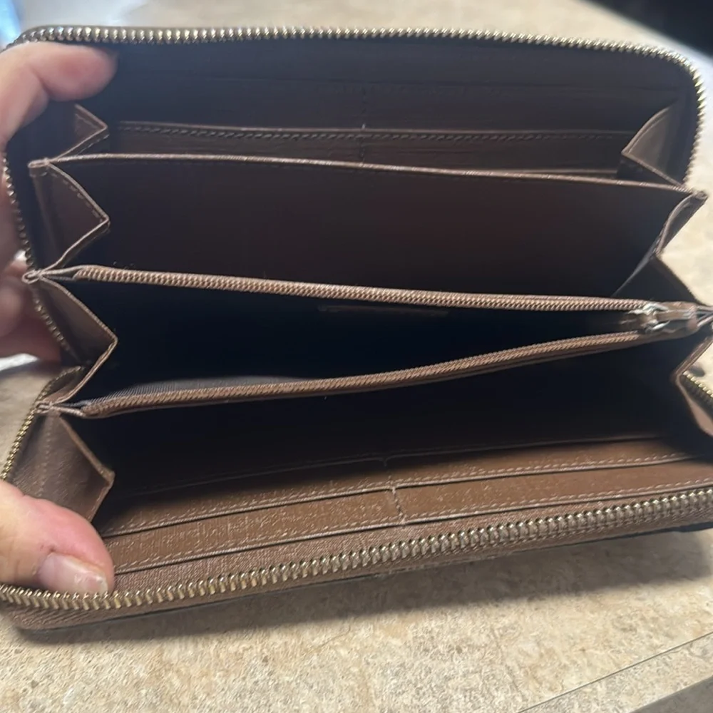 Gucci wallet, used has wear look at pictures the wear is from carrying it - Picture 3 of 6